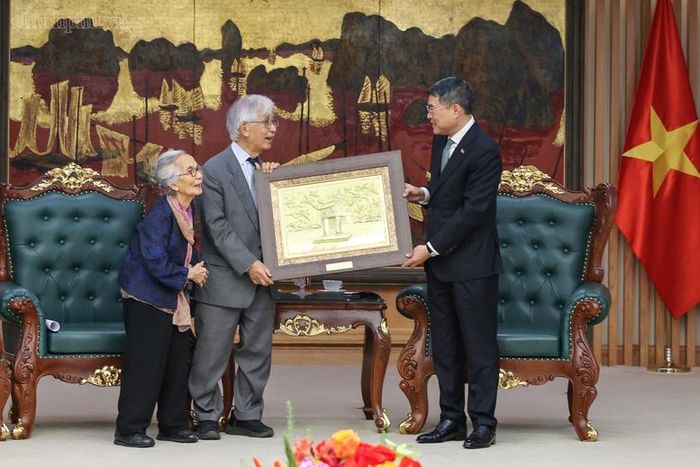 Thủ tướng Lê Minh Hưng tặng bức tranh Văn Miếu - Quốc Tử Giám cho Giáo sư Trần Thanh Vân và Giáo sư Lê Kim Ngọc - Ảnh: chinhphu.vn/Nhật Bắc