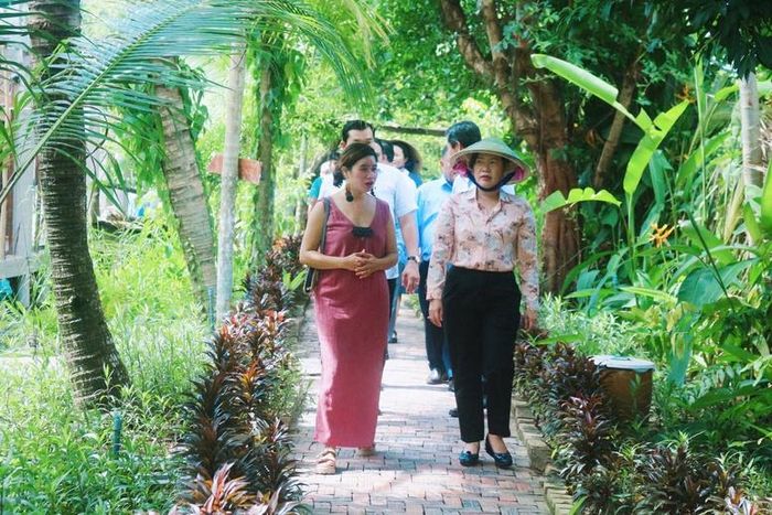 Phó Chủ tịch UBND TP. Cần Thơ Nguyễn Thị Ngọc Điệp (phải) khảo sát tại Khu nghỉ dưỡng Mê Kông Silt - Ảnh: chinhphu.vn/LS