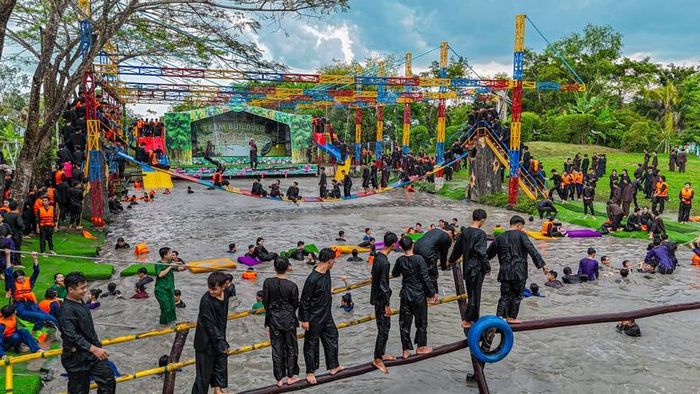 Đông đảo bạn trẻ tham gia hoạt động tại Khu du lịch Mỹ Khánh (Cần Thơ) - Ảnh: Hữu Hoàng