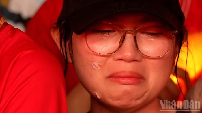 Sự nghẹn ngào của bạn trẻ khi lắng nghe những câu chuyện về sự chờ mong của những người mẹ, người cha, người thân của các chiến sĩ chưa về được với gia đình.