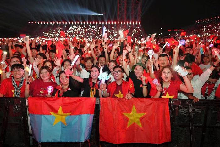 Đông đảo khán giả tham dự chương trình nghệ thuật chính luận “Tổ quốc trong tim”. (Ảnh: ĐẠI NGUYÊN)