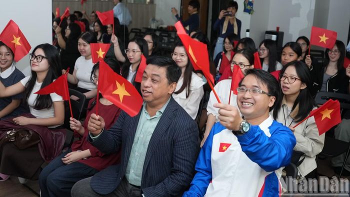 Các sinh viên tham dự xem truyền hình trực tiếp chương trình nghệ thuật chính luận “Tổ quốc trong tim” được livestream trên các nền tảng số chính thức của Báo Nhân Dân.