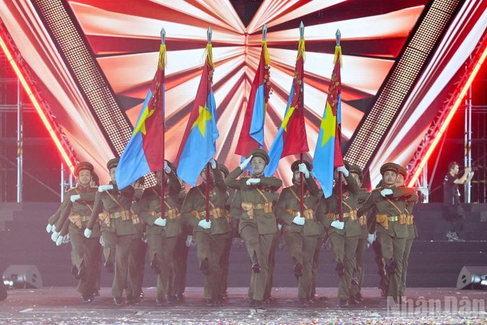 Khối Sĩ quan đại diện 5 cánh quân diễu binh tại Chương trình nghệ thuật chính luận "Tổ quốc trong tim".