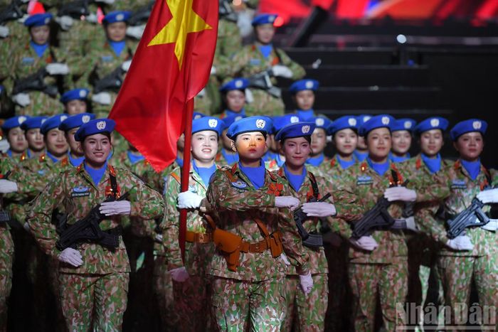 Các nữ chiến sĩ Gìn giữ hòa bình (thuộc Quân đội Nhân dân Việt Nam) tham gia diễu binh tại chương trình.