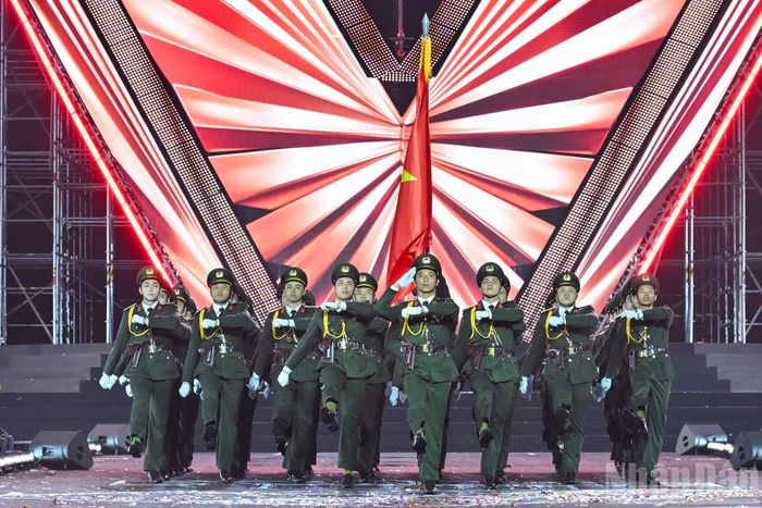 Khối Nam sĩ quan An ninh nhân dân diễu binh tại Chương trình nghệ thuật chính luận "Tổ quốc trong tim".