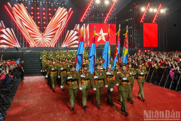 Khối Sĩ quan đại diện 5 cánh quân diễu binh tại Chương trình nghệ thuật chính luận "Tổ quốc trong tim".
