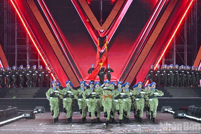 Khối nữ sĩ quan/chiến sĩ Gìn giữ hòa bình (thuộc Quân đội Nhân dân Việt Nam) diễu binh tại Chương trình nghệ thuật chính luận "Tổ quốc trong tim".