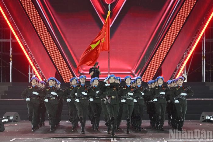 Khối nữ sĩ quan Cảnh sát Gìn giữ hòa bình Liên hợp quốc (thuộc Đơn vị Cảnh sát Gìn giữ hòa bình số 1, Bộ Công an) diễu binh tại Chương trình nghệ thuật chính luận "Tổ quốc trong tim".