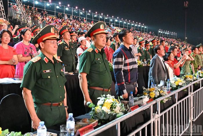 Các đại biểu thực hiện nghi lễ chào cờ tại chương trình.
