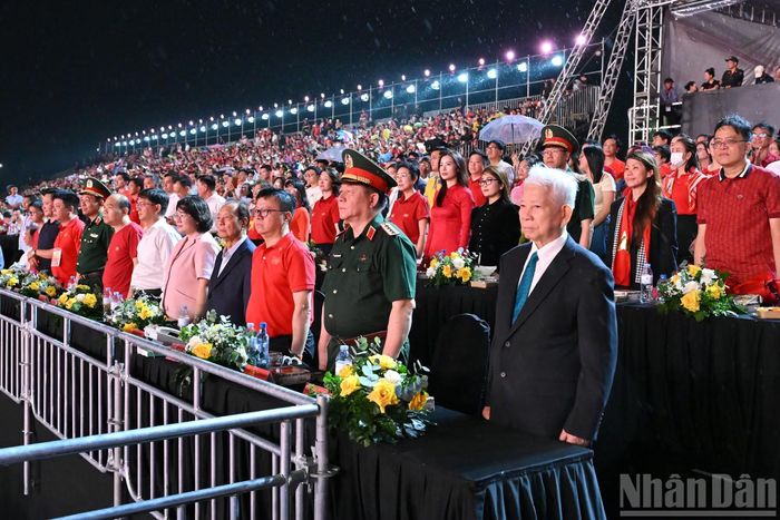 Các đồng chí lãnh đạo, nguyên lãnh đạo Đảng, Nhà nước và đại biểu thực hiện nghi lễ chào cờ tại chương trình.