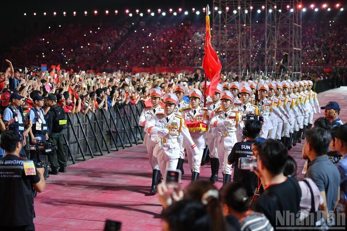 Đội Tiêu binh danh dự (thuộc Đoàn 275, Bộ Tư lệnh Bảo vệ Lăng Chủ tịch Hồ Chí Minh) là lực lượng cử hành Lễ thượng cờ tại chương trình.