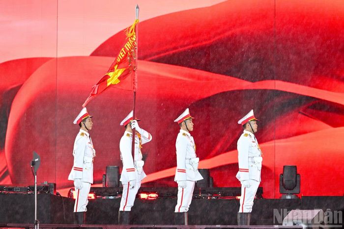 Cơn mưa nặng hạt không nguội đi ý chí thực hiện nhiệm vụ của mỗi người lính.