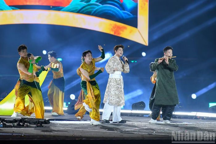 "Thịnh vượng Việt Nam sáng ngời" (sáng tác Bùi Trường Linh) qua sự thể hiện duyên dáng của Noo Phước Thịnh.