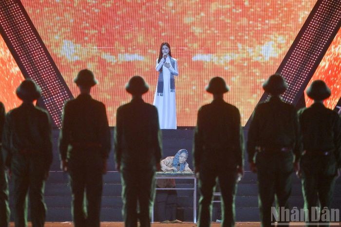 Tác phẩm "Nỗi đau giữa hòa bình" (nhạc sĩ Nguyễn Văn Chung) do ca sĩ Hòa Minzy thể hiện mang lại cảm xúc sâu lắng nhưng cũng đầy trân trọng, biết ơn đến với các khán giả.