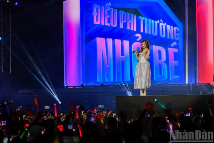 Khoảnh khắc dễ thương của Hòa Minzy với các khán giả tại chương trình.