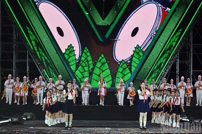 Liên khúc "Em mơ gặp Bác Hồ - Cùng nhau ta đi lên" được thể hiện bởi các nghệ sĩ trẻ Izara và Ali Thục Phương.