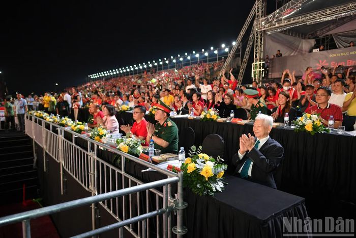 Nguyên Chủ tịch nước Nguyễn Minh Triết, Chủ nhiệm Tổng cục Chính trị Quân đội nhân dân Việt Nam Nguyễn Trọng Nghĩa cùng các đại biểu tham dự chương trình.