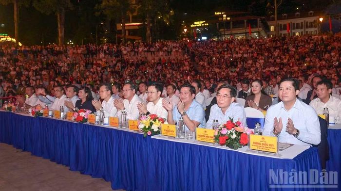 Các đại biểu tham dự buổi lễ. (Ảnh: CÔNG HẢI)