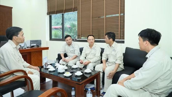 Đại diện Cục Việc làm (Bộ Nội vụ) trao đổi về công tác an toàn vệ sinh lao động tại Công ty Dabaco Thanh Hóa. (Ảnh: CHÍ TÂM)