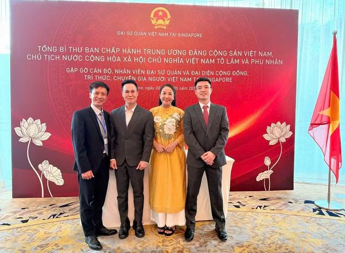 Bà Tạ Thùy Liên, Trưởng ban Ban Liên lạc cộng đồng người Việt Nam tại Singapore và các kiều bào tiêu biểu tham dự sự kiện Tổng Bí thư, Chủ tịch nước Tô Lâm gặp gỡ cán bộ, nhân viên Đại sứ quán và cộng đồng người Việt tại Singapore vào ngày 30/5/2026. (Ảnh do nhân vật cung cấp)