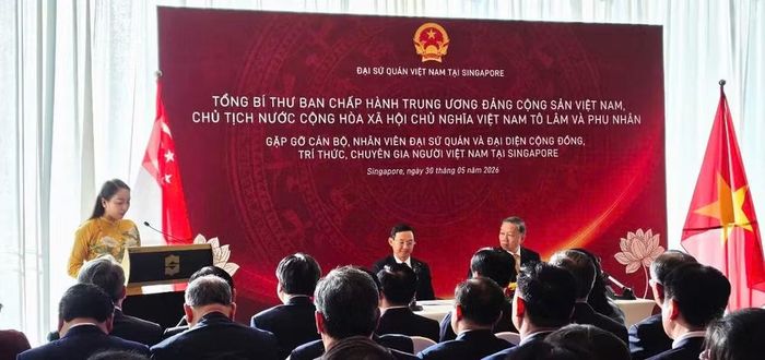Bà Tạ Thùy Liên, Trưởng ban Ban Liên lạc cộng đồng người Việt Nam tại Singapore phát biểu tại sự kiện Tổng Bí thư, Chủ tịch nước Tô Lâm gặp gỡ cán bộ, nhân viên Đại sứ quán và cộng đồng người Việt tại Singapore vào ngày 30/5/2026. (Ảnh do nhân vật cung cấp)