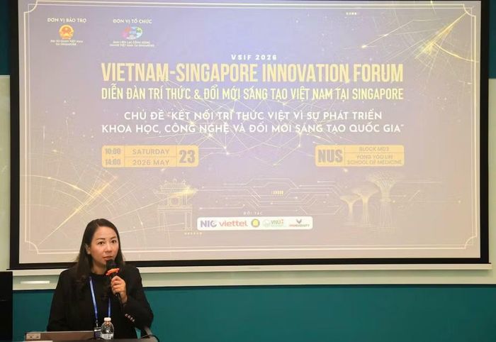 Bà Tạ Thùy Liên phát biểu tại Diễn đàn Tri thức và Đổi mới sáng tạo Việt Nam tại Singapore diễn ra vào tháng 5/2026 với chủ đề "Kết nối tri thức Việt vì sự phát triển khoa học, công nghệ và đổi mới sáng tạo quốc gia". (Ảnh do nhân vật cung cấp)