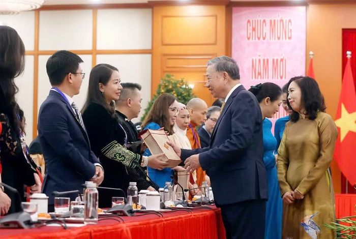 Ngày 8/2/2026, Tổng Bí thư Tô Lâm gặp mặt Đoàn kiều bào tiêu biểu tham dự chương trình Xuân Quê hương 2026. Trong ảnh, Tổng Bí thư Tô Lâm trao quà tặng bà Tạ Thùy Liên. (Ảnh do nhân vật cung cấp)