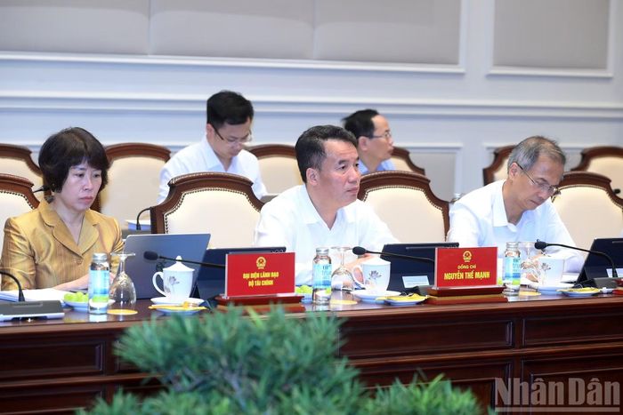 Các đại biểu tham dự cuộc làm việc.
