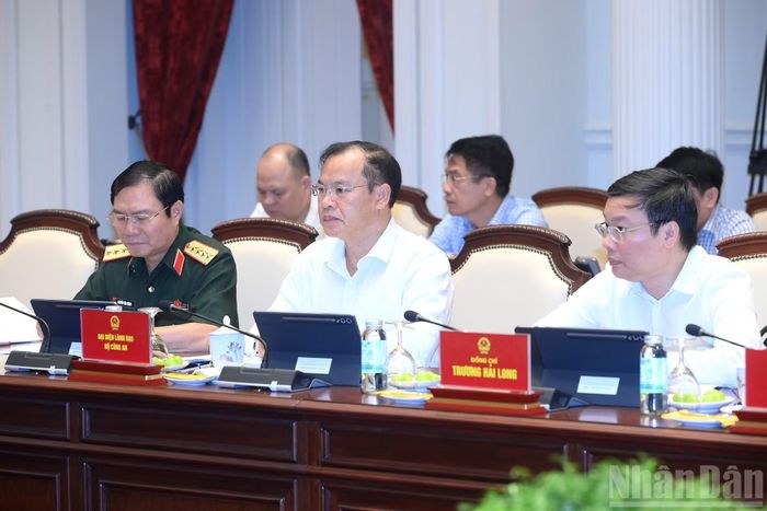 Các đại biểu tham dự cuộc làm việc.