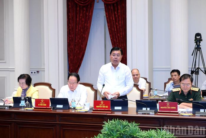 Bộ trưởng Nội vụ Nguyễn Tiến Hải thay mặt Đảng ủy Chính phủ trình bày báo cáo tại cuộc làm việc.