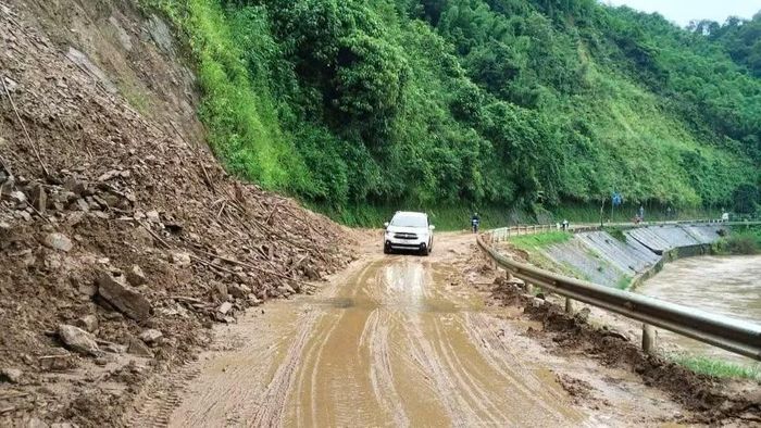 Một điểm sạt lở trên quốc lộ 3B, đoạn qua xã Bạch Thông. (Ảnh: TUẤN SƠN)