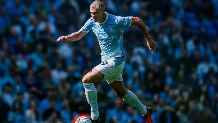Erling Haaland và mái tóc mới bước vào trận đấu đầu tiên của Manchester City trong mùa giải 2026-2027. (Ảnh: MCFC)