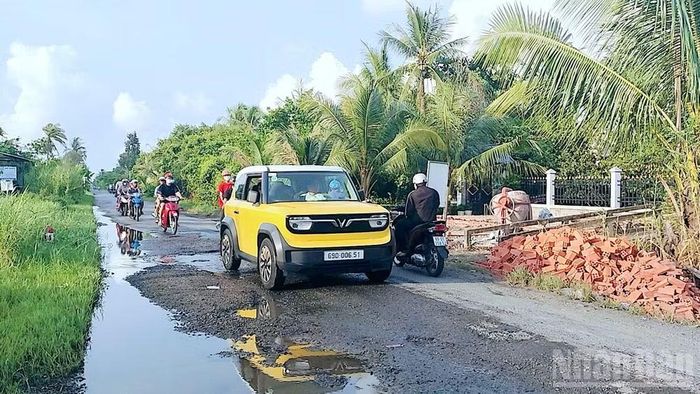 Ảnh chụp tháng 7/2026 cho thấy Quốc lộ 63 qua địa bàn tỉnh Cà Mau dài hơn 40km, mặt đường láng nhựa nhỏ hẹp và sử dụng đã lâu, dễ xuống cấp và hư hỏng, chưa đáp ứng yêu cầu phát triển kinh tế-xã hội của địa phương. (Ảnh: HỮU TÙNG)
