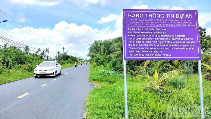 Ảnh chụp tháng 8/2026 cho thấy đơn vị chức năng của Bộ Xây dựng công khai thông tin dự án cải tạo, nâng cấp tuyến Quốc lộ 63 đoạn qua tỉnh Cà Mau. (Ảnh: HỮU TÙNG)