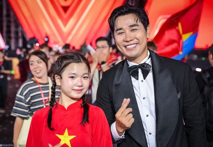 MC Nguyên Khang và khán giả. (Ảnh: THÀNH ĐẠT)