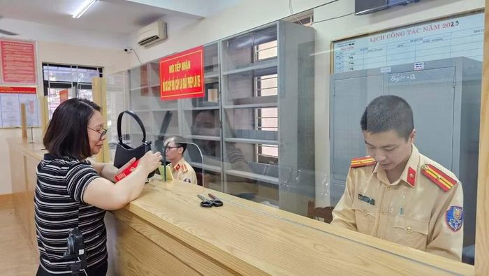 Người dân đến làm thủ tục cấp đổi, cấp lại giấy phép lái xe. (Ảnh: Công an Phú Thọ)