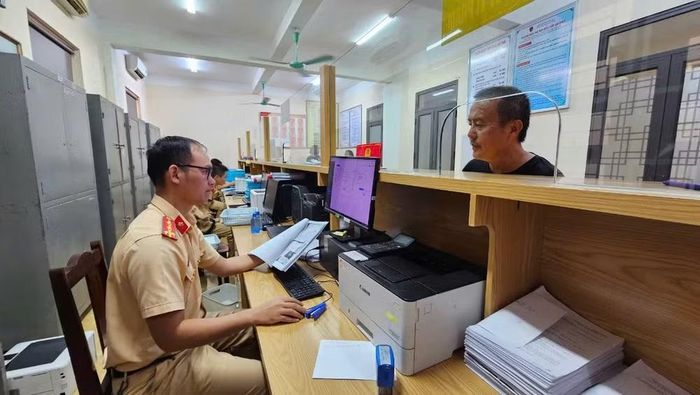 Giải quyết thủ tục hành chính tại Phòng Cảnh sát giao thông. (Công an Phú Thọ)
