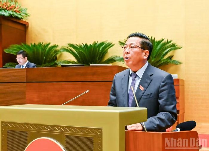 Bộ trưởng Xây dựng Trần Hồng Minh trình bày báo cáo giải trình, tiếp thu, chỉnh lý dự thảo Nghị quyết trước khi Quốc hội biểu quyết thông qua. (Ảnh: DUY LINH)