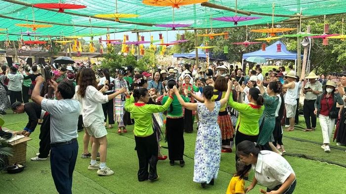 Các chương trình văn hóa tạo không khí vui tươi, hấp dẫn du khách. (Ảnh: Ban tổ chức)