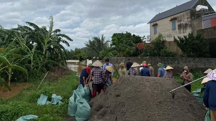 Phụ nữ phường Tân An phối hợp cùng các lực lượng chức năng gia cố đê. (Ảnh: PN)