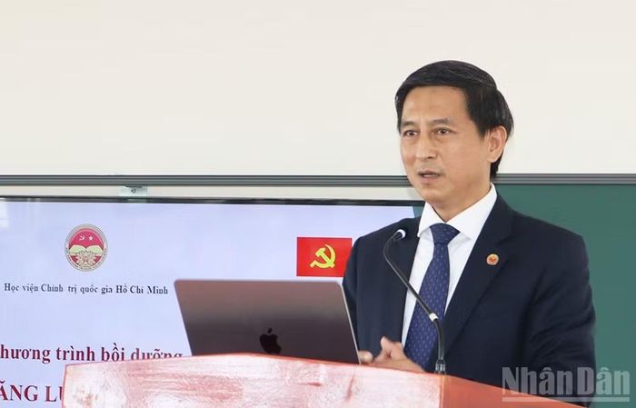 Phó Giáo sư, Tiến sĩ Đoàn Triệu Long, Giám đốc Học viện Chính trị quốc gia Hồ Chí Minh khu vực III phát biểu tại buổi khai mạc chương trình LEADCOM. (Ảnh: HIỂN CỪ)