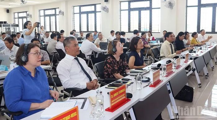 Các chuyên gia trong và ngoài nước tham gia truyền đạt nội dung chương trình LEADCOM. (Ảnh: HIỂN CỪ)