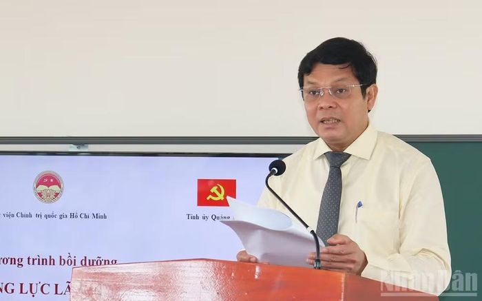 Đồng chí Nguyễn Đức Tuy, Phó Bí thư Tỉnh ủy, Chủ tịch Hội đồng nhân dân tỉnh Quảng Ngãi phát biểu tại buổi khai mạc chương trình LEADCOM. (Ảnh: HIỂN CỪ)