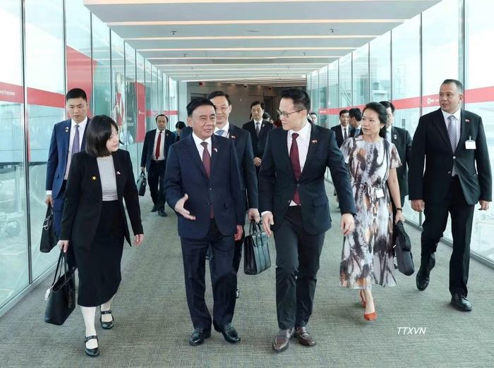Quốc vụ khanh Bộ Quốc phòng Singapore Desmond Choo đón Thường trực Ban Bí thư Trần Cẩm Tú tại Sân bay quốc tế Changi. (Ảnh: Phương Hoa/TTXVN)