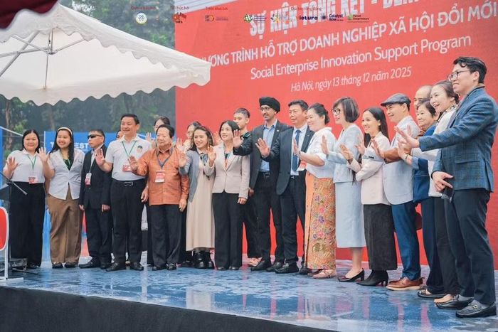 Ông Nguyễn Đức Hùng và các đại biểu tham dự lễ công bố thực hiện sáng kiến hỗ trợ doanh nghiệp xã hội khởi nghiệp. (Ảnh do nguyên Đại sứ Đại sứ Nguyễn Đức Hùng cung cấp)