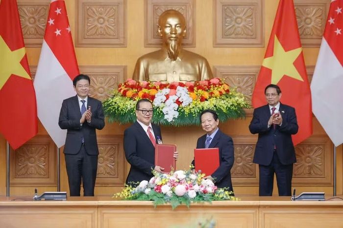 Ông Nguyễn Đức Hùng đại diện Hội Hữu nghị Việt Nam-Singapore ký gia hạn Biên bản ghi nhớ (MOU) với đại diện Quỹ Quốc tế Singapore (SIF) vào tháng 3/2025 tại Hà Nội, dưới sự chứng kiến của Thủ tướng hai nước. (Ảnh do nguyên Đại sứ Đại sứ Nguyễn Đức Hùng cung cấp)