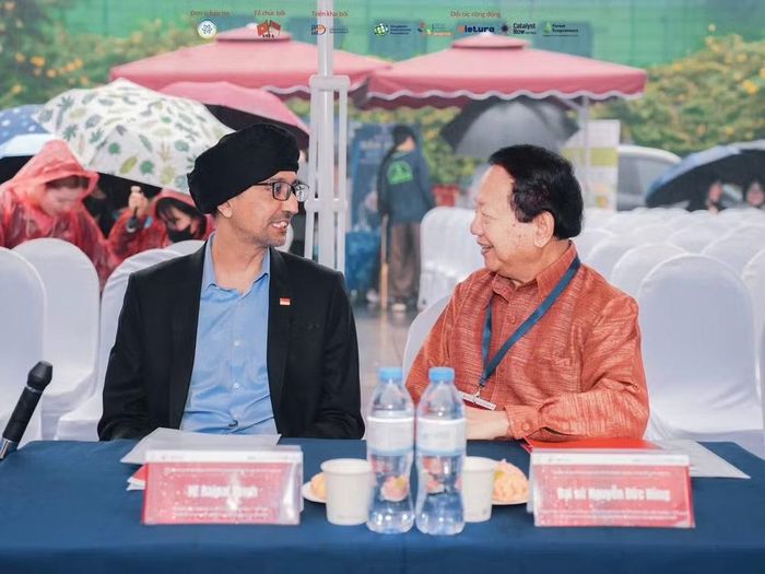 Ông Nguyễn Đức Hùng trao đổi cùng Đại sứ Singapore tại Việt Nam Rajpal Singh.(Ảnh do nguyên Đại sứ Nguyễn Đức Hùng cung cấp)