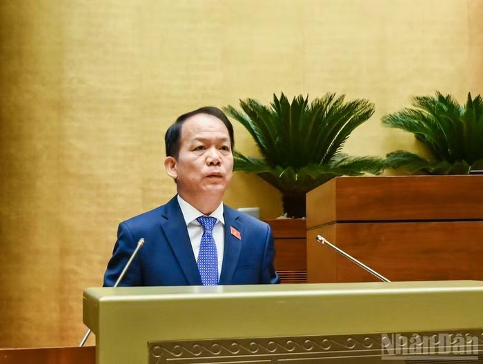 Thừa ủy quyền của Thủ tướng Chính phủ, Bộ trưởng Tư pháp Hoàng Thanh Tùng trình bày báo cáo tiếp thu, giải trình và chỉnh lý dự thảo Luật Hòa giải ở cơ sở (sửa đổi). (Ảnh: DUY LINH)