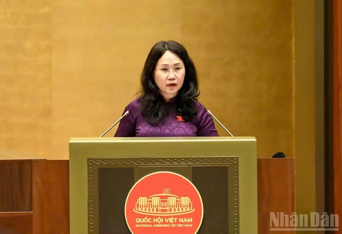 Bộ trưởng Văn hóa, Thể thao và Du lịch Lâm Thị Phương Thanh thừa ủy quyền của Thủ tướng Chính phủ trình bày Báo cáo giải trình, tiếp thu, chỉnh lý dự thảo Luật sửa đổi, bổ sung một số điều của Luật Xuất bản. (Ảnh: DUY LINH)