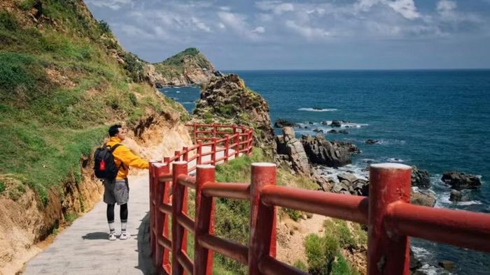 Du khách khám phá Kỳ Co-Eo Gió trong hành trình trải nghiệm từ biển xanh đến đại ngàn. (Ảnh: TTXVN)